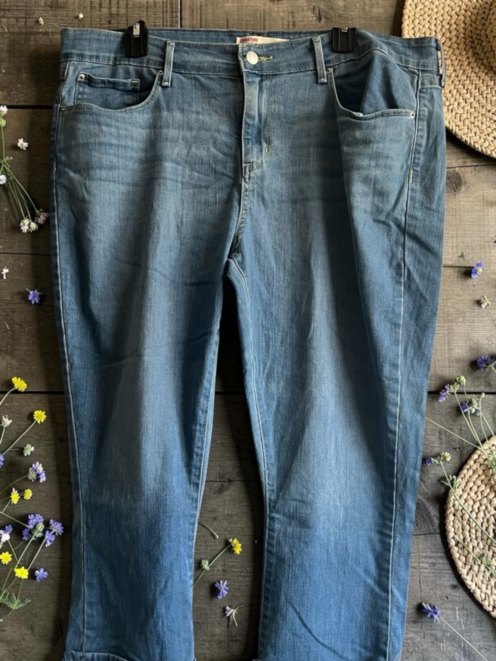 Signature by Levi Strauss Mid-Rise Capri Jeans - Blue and Cream Label